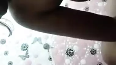 Pretty Desi sexpot records for BF how she washes XXX body at home