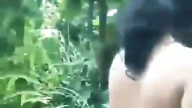 Village couple’s outdoor Indian sex video from the forest