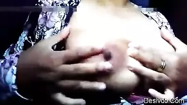 Desi wife showing hyge boobs and nipple play