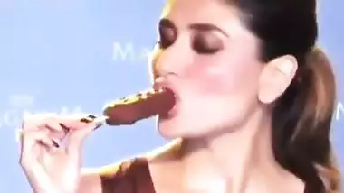 ???? Kareena Kapoor Loves Licking Suckin her Chocolate Ice Lolly