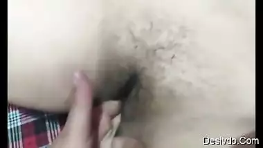 Desi wife ki choot me ungli