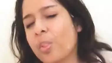 Mm nice pussy looks like she needs a little...