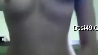 Desi slut slowly takes her clothes off and exposes her XXX tits