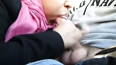 Sexy babe sucks off a bwc in a car
