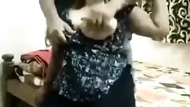 Desi indian aunty boob press - camgirls(.)live