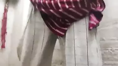 Desi Indian Bhabhi Outdoor Public Pissing Video Compilation