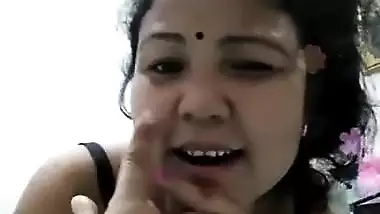Desi girl exposing boobs & teasing with song “mujhe neend na aaye”